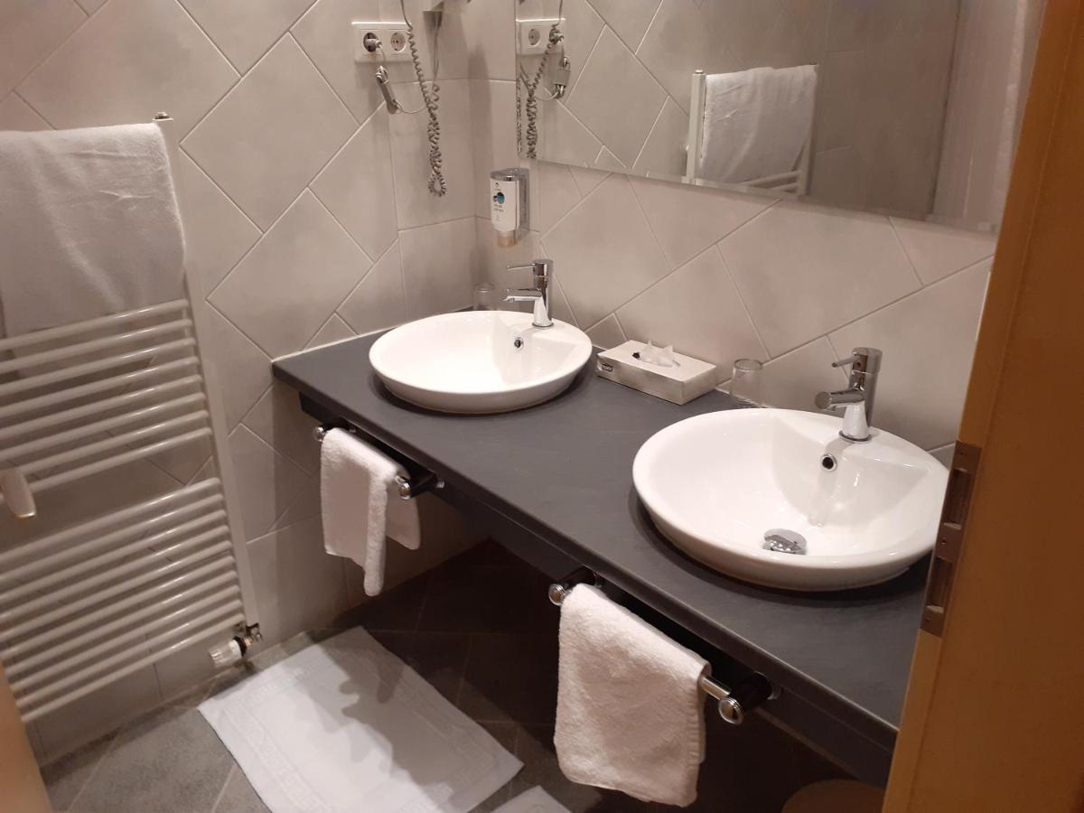 Land-Gut-Hotel Zum Alten Forsthaus - Aufladestation Fuer Elektroautos Hürtgenwald Exteriör bild
